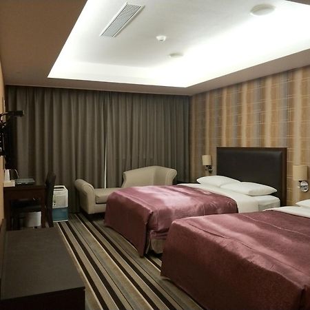 Metropolis Hotel Taoyuan Extérieur photo