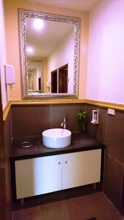 Metropolis Hotel Taoyuan Extérieur photo